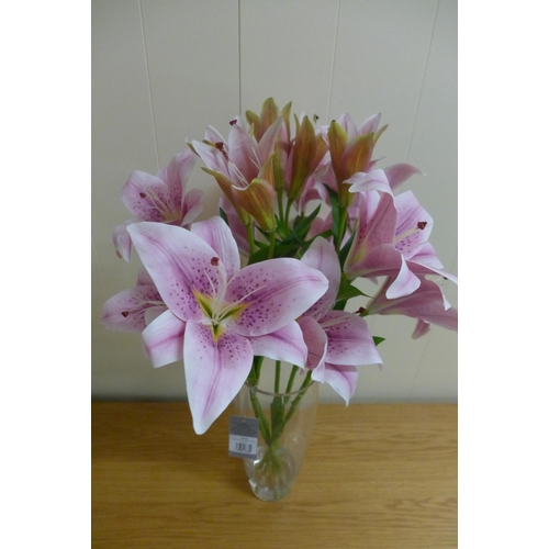 1318 - A spray of pink lilies in a glass vase, 63cms (50646625)   #