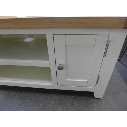 1399 - A Salisbury ivory painted oak small TV unit (LP-STV-C) * This lot is subject to VAT