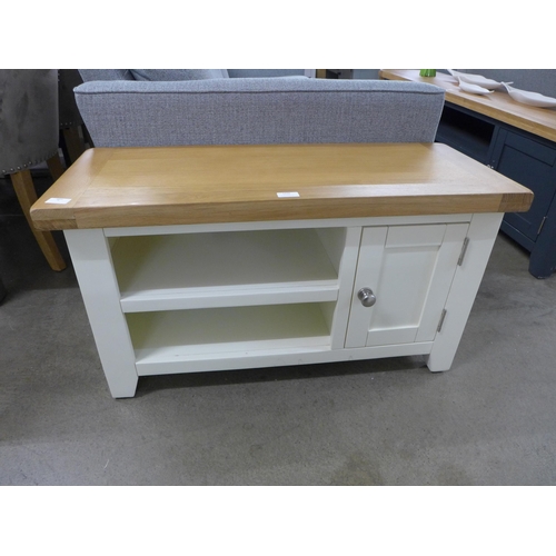 1430 - A Hampshire ivory painted oak small TV unit marked (KEL P22) * this lot is subject to VAT