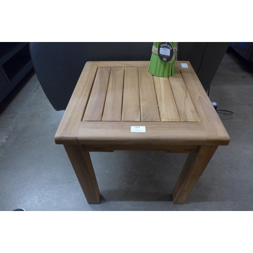 1466 - A teak lamp table