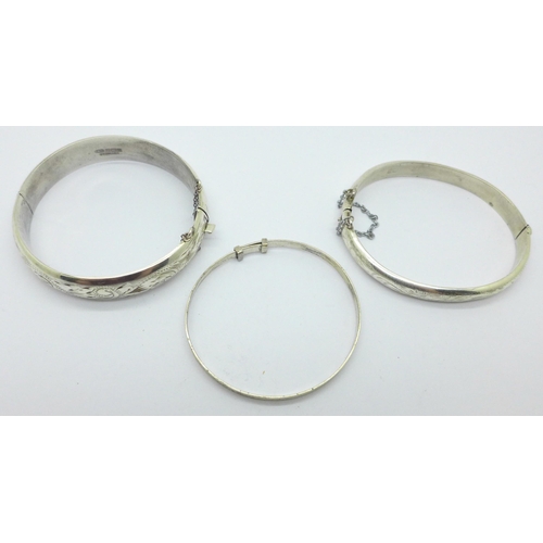 1000 - Three silver bangles, 32g