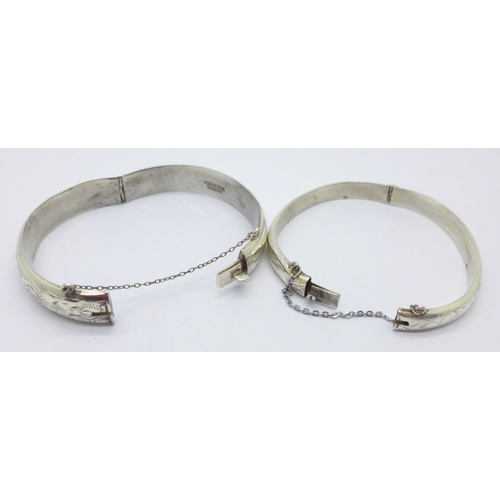 1000 - Three silver bangles, 32g