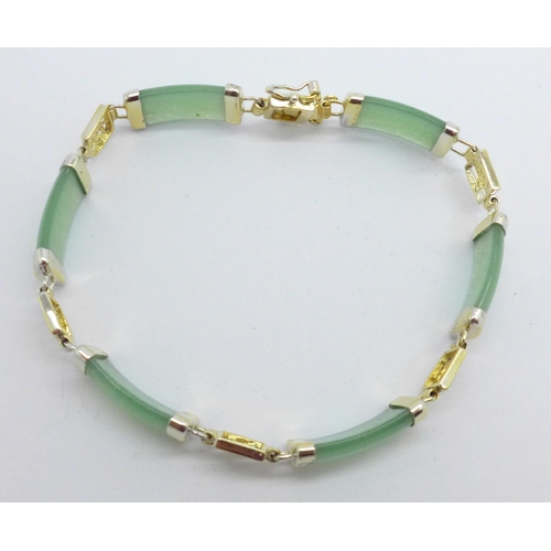 1009 - A jade bracelet