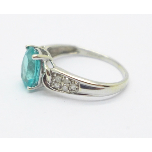 1010 - A 9ct white gold and topaz ring set with five diamonds on each shoulder, 2.1g, P