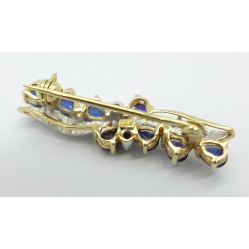 1015 - A 9ct gold, sapphire and diamond brooch, 2.3g