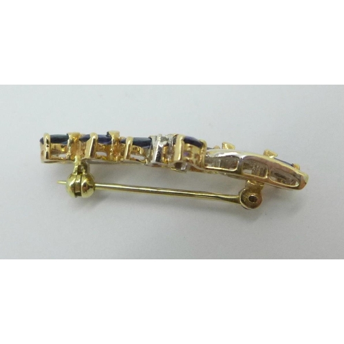 1015 - A 9ct gold, sapphire and diamond brooch, 2.3g