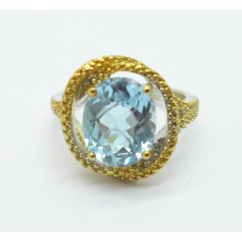 1016 - A silver gilt ring with aqua coloured faceted stone, O