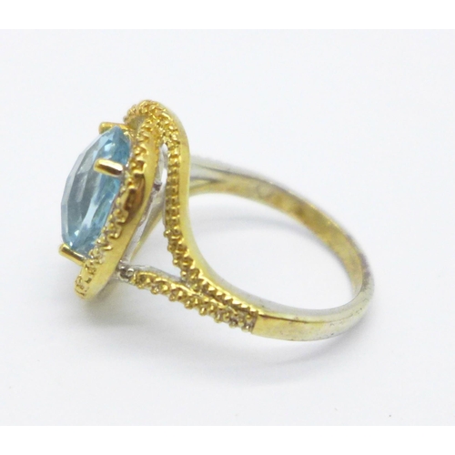 1016 - A silver gilt ring with aqua coloured faceted stone, O