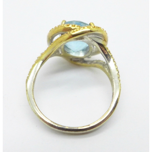 1016 - A silver gilt ring with aqua coloured faceted stone, O