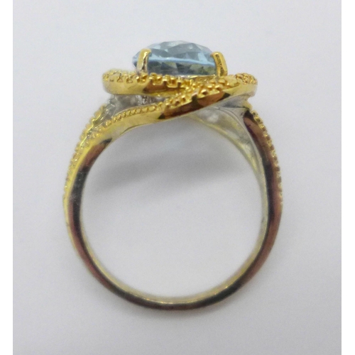 1016 - A silver gilt ring with aqua coloured faceted stone, O