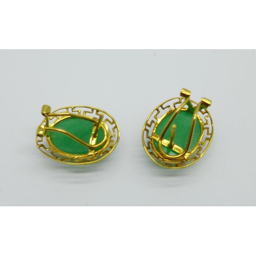 1025 - A pair of 14ct gold and jade earrings