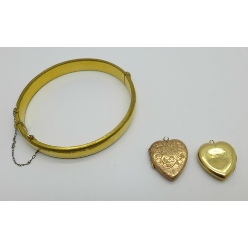 1037 - A 9ct gold metal core bangle and two 9ct gold back & front lockets, loops a/f