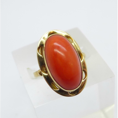 1039 - An 18ct gold ring set with a cabachon coral stone, 4.8g, N, marked 750 on the outside of the shank, ... 