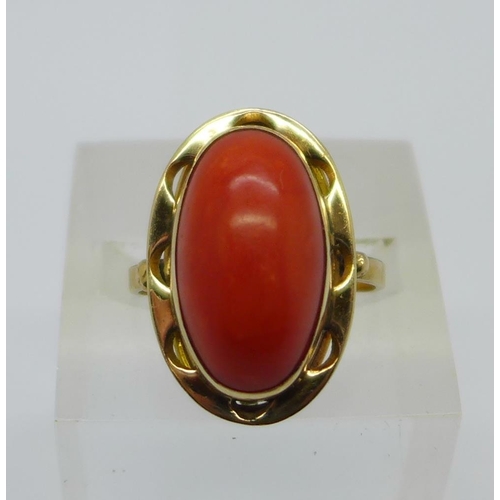 1039 - An 18ct gold ring set with a cabachon coral stone, 4.8g, N, marked 750 on the outside of the shank, ... 