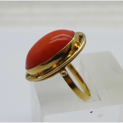 1039 - An 18ct gold ring set with a cabachon coral stone, 4.8g, N, marked 750 on the outside of the shank, ... 