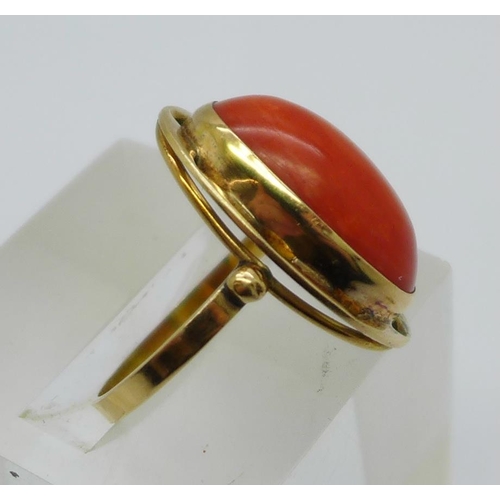 1039 - An 18ct gold ring set with a cabachon coral stone, 4.8g, N, marked 750 on the outside of the shank, ... 