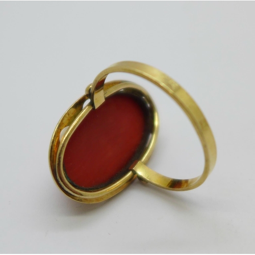 1039 - An 18ct gold ring set with a cabachon coral stone, 4.8g, N, marked 750 on the outside of the shank, ... 