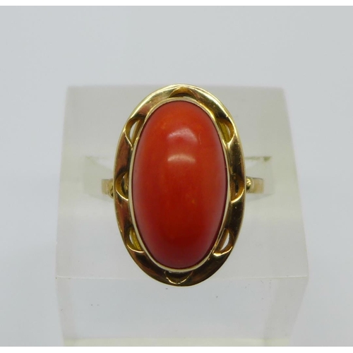 1039 - An 18ct gold ring set with a cabachon coral stone, 4.8g, N, marked 750 on the outside of the shank, ... 