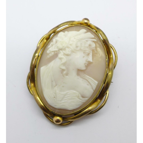 1065 - A gilt metal cameo brooch