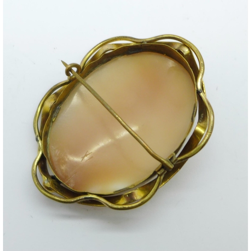 1065 - A gilt metal cameo brooch