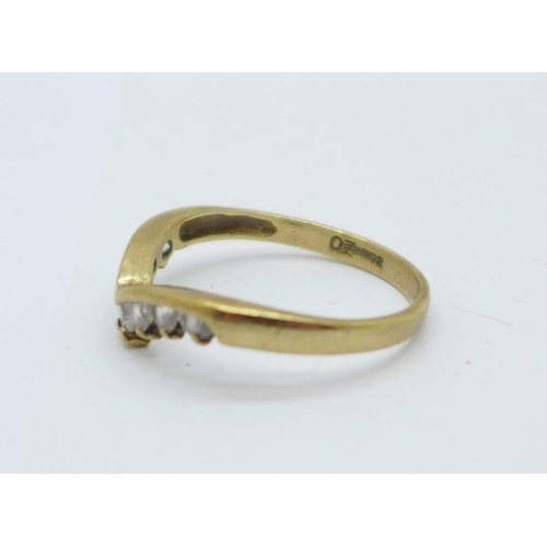 1079 - A 9ct gold and stone set ring, 1.6g, O