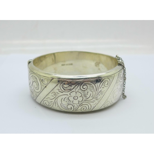 1091 - A silver bangle, 37g