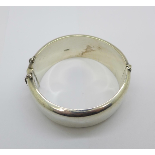 1091 - A silver bangle, 37g