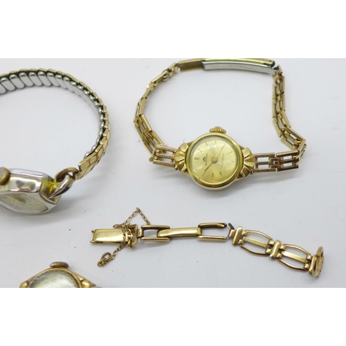 1106 - A lady's 9ct gold cased wristwatch with 9ct gold bracelet strap, a/f, total weight with movement 11.... 