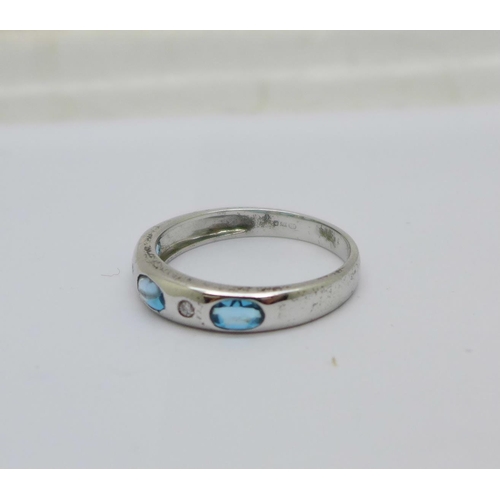 1119 - A 9ct white gold and a stone set ring, 2.1g, Q