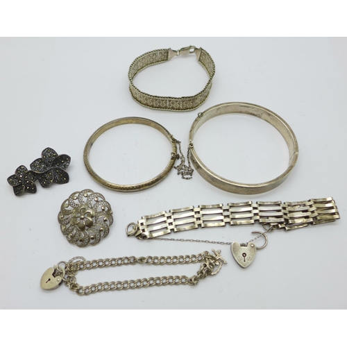 1123 - Silver jewellery, two bangles, three bracelets and two brooches, 68g