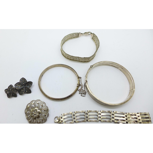 1123 - Silver jewellery, two bangles, three bracelets and two brooches, 68g