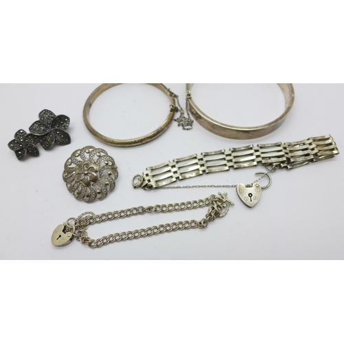 1123 - Silver jewellery, two bangles, three bracelets and two brooches, 68g