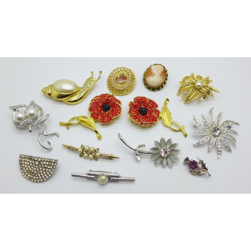 1128 - A collection of brooches