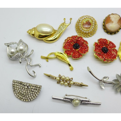 1128 - A collection of brooches