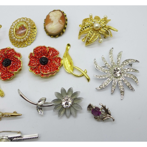 1128 - A collection of brooches