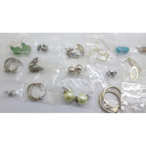 1134 - A collection of silver earrings