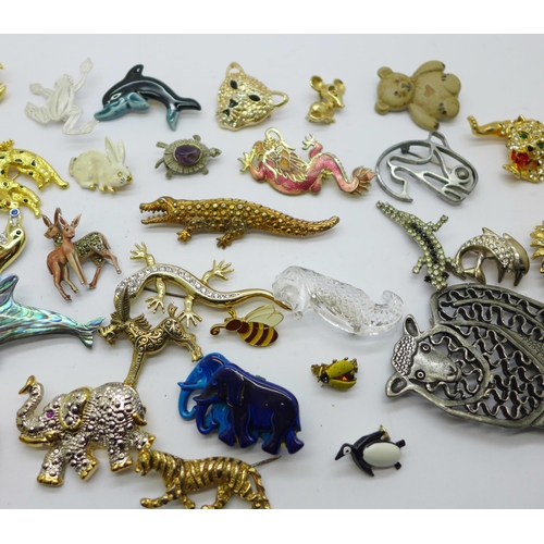 1135 - Wildlife brooches