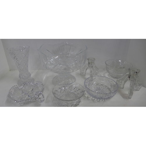 1141 - A collection of glassware **PLEASE NOTE THIS LOT IS NOT ELIGIBLE FOR POSTING AND PACKING**