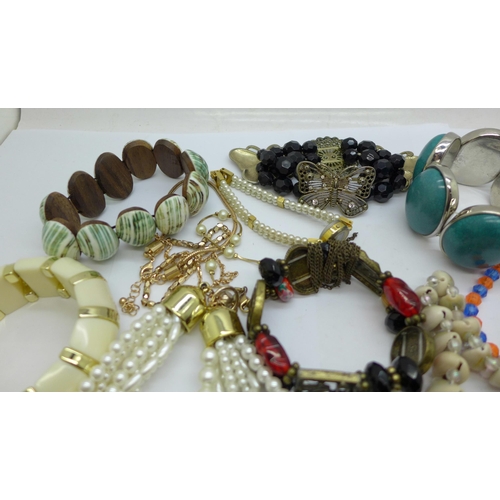 647 - Nineteen costume bracelets