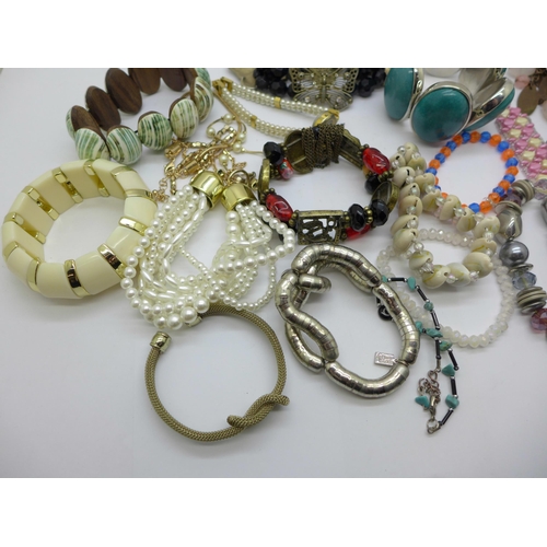 647 - Nineteen costume bracelets