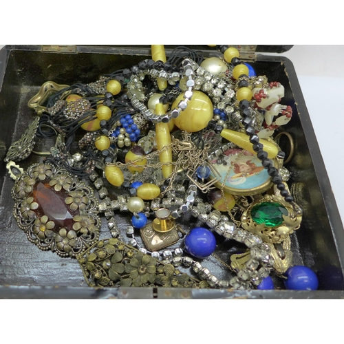 655 - A collection of vintage jewellery