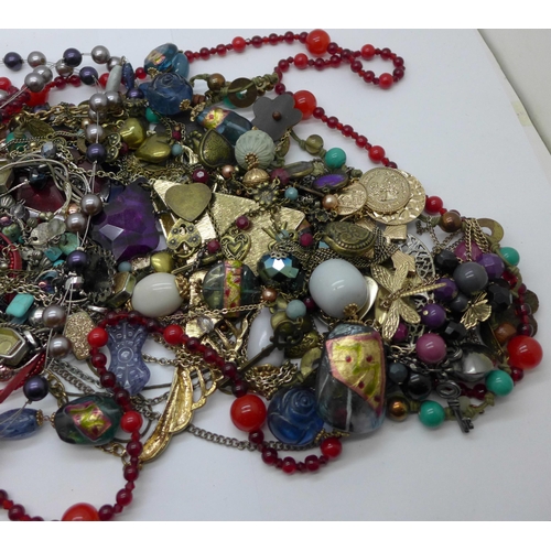 657 - Thirty-two costume necklaces