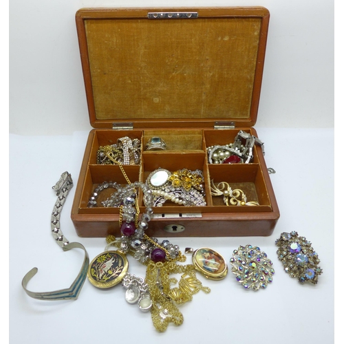 662 - A collection of costume jewellery