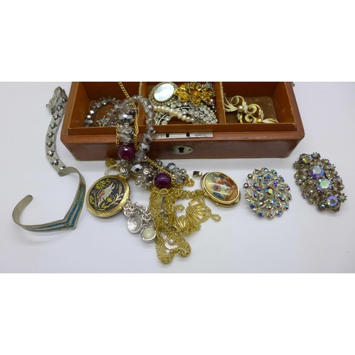 662 - A collection of costume jewellery