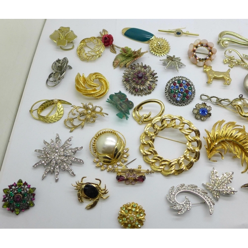 672 - Fifty-two brooches