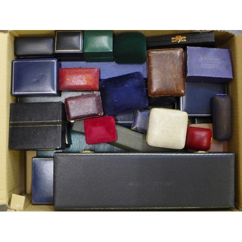 685 - A collection of vintage jewellery boxes