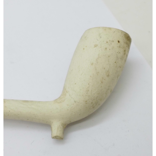 699 - Five Victorian church warden long stemmed clay pipes