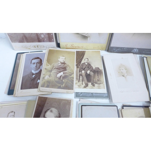 717 - A collection of ninety Victorian carte de visite