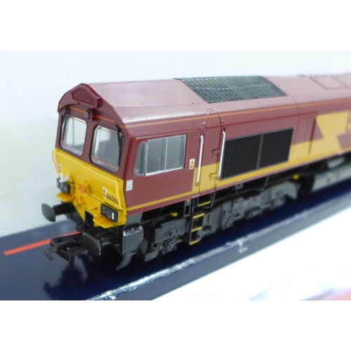 719 - A Bachmann OO gauge 32-733 class 66 diesel locomotive, EWS 66187