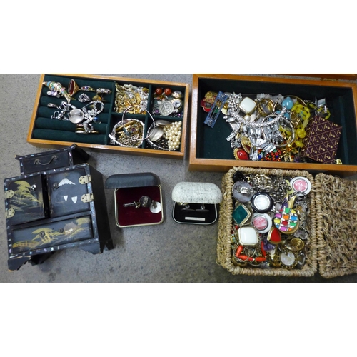 723 - A box of vintage costume jewellery, a lacquered jewellery box and a basket of fashion jewellery